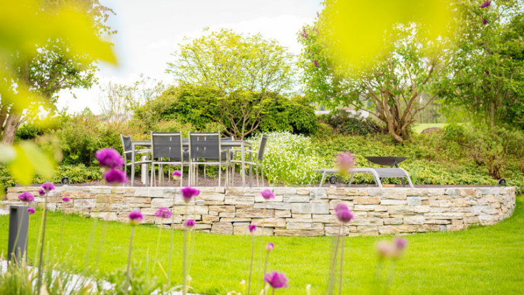 Lounge und Trockenmauer